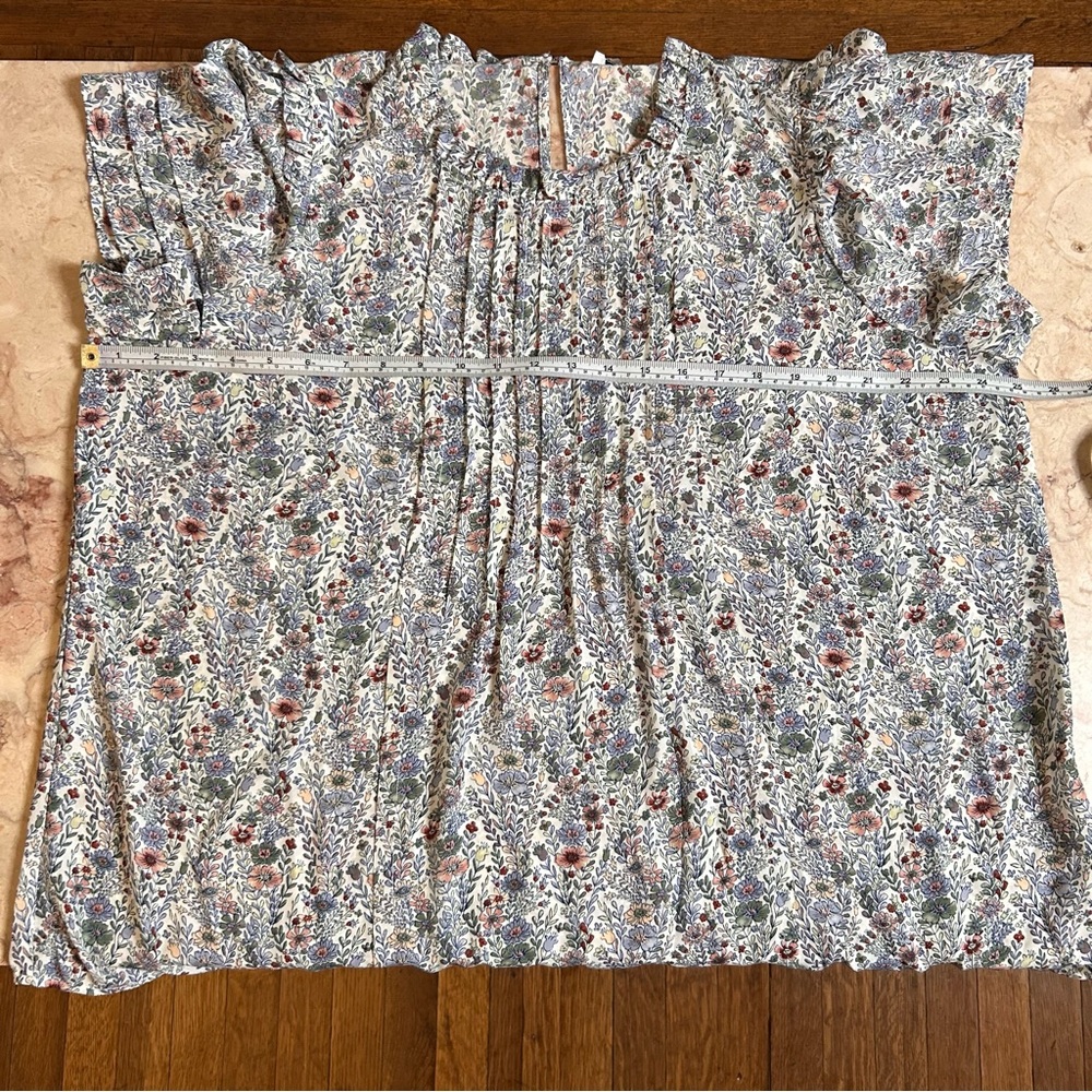 NWT Rose + Olive Size 1X Blue Floral Short Sleeve Blouse Ruffle Flowy - Picture 13 of 16
